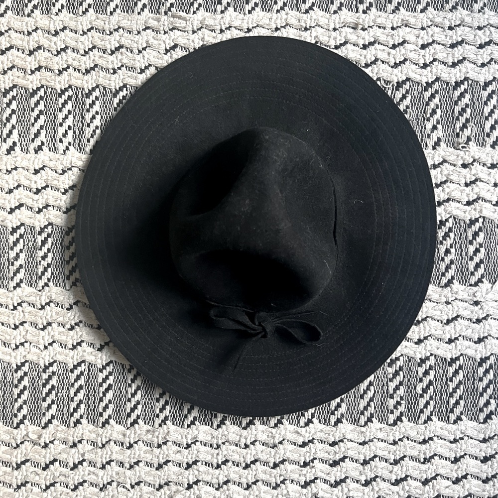 Black felt hat with bow